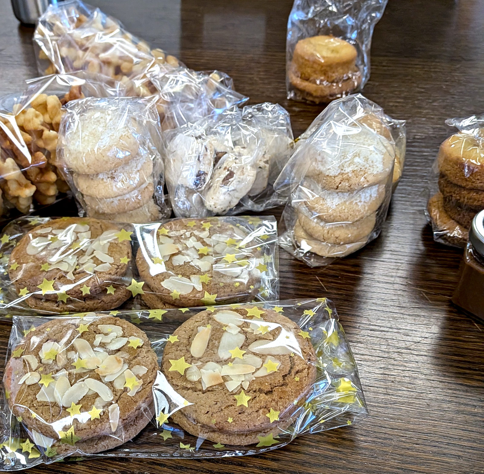 Sachets de biscuits de Noël : cookies aux amandes, spéculoos, rochers coco et gaufrettes