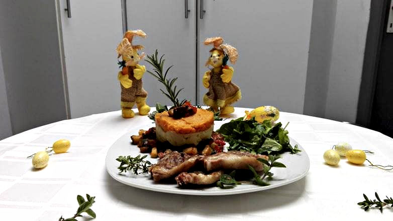 Plat : côtelettes d'agneau, purée nature et patate douce sur brunoise de légumes