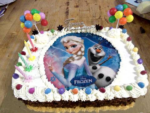 Gâteau de la reine des neiges avec Olaf et des ballons