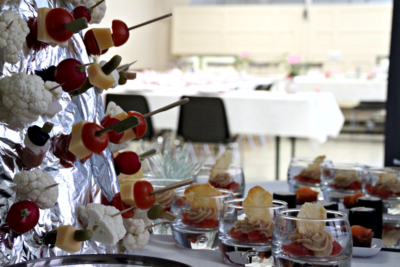 Brochettes apéritives et verrines devant la salle dressée