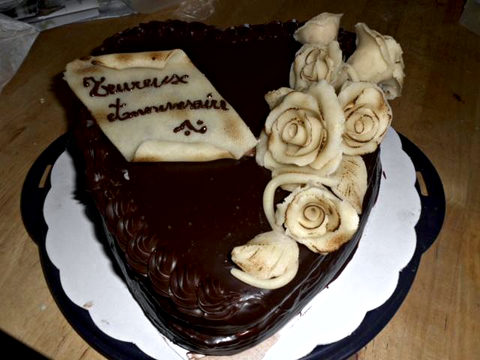 Gâteau au chocolat d’anniversaire avec fleurs